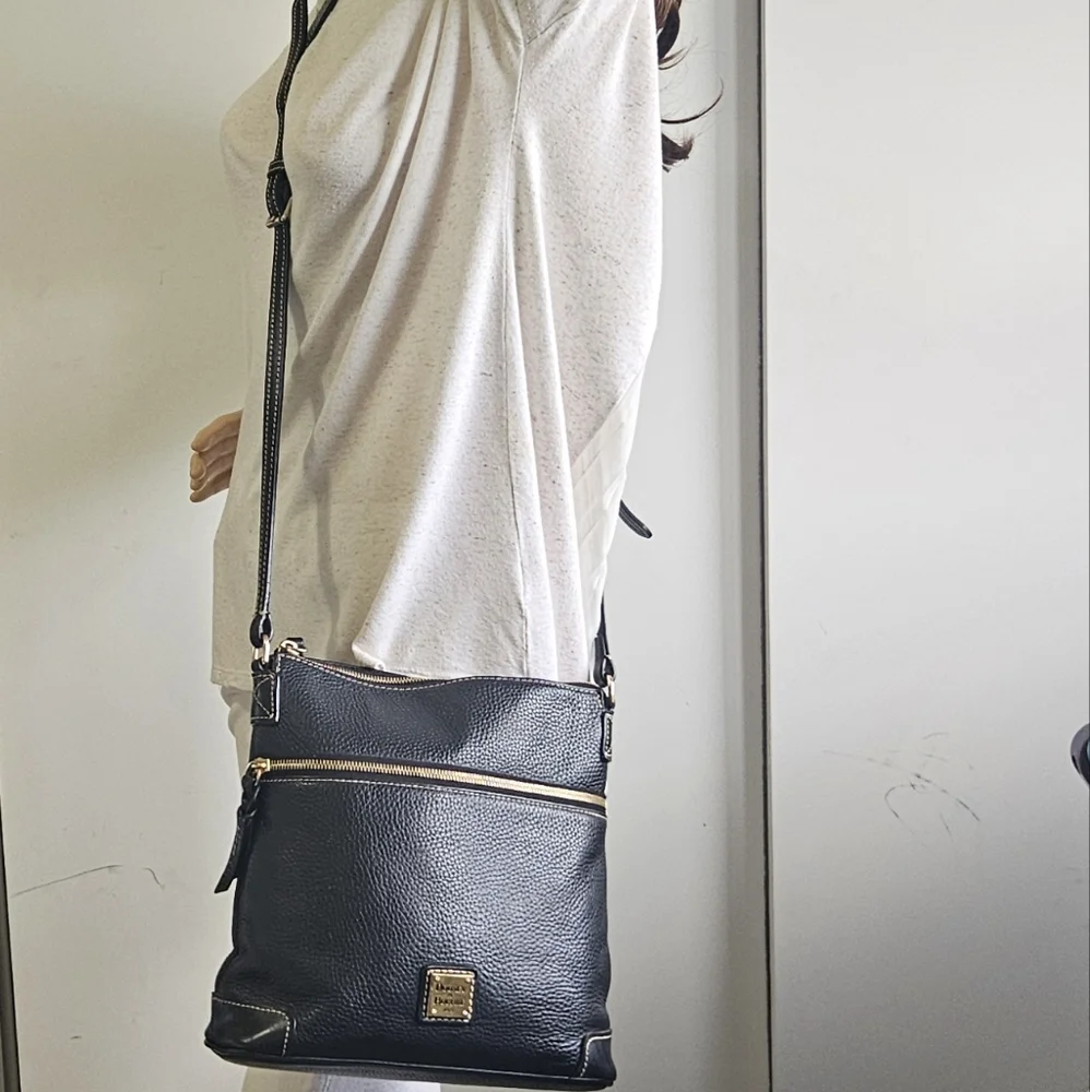 Like!New!Dooney and bourke Black Pebbled Leather Crossbody Bag - Picture 3 of 12